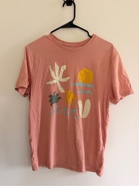 SalmonPink Graphic Tee with Beach Motif- worn once. Super fun vibe and soft!